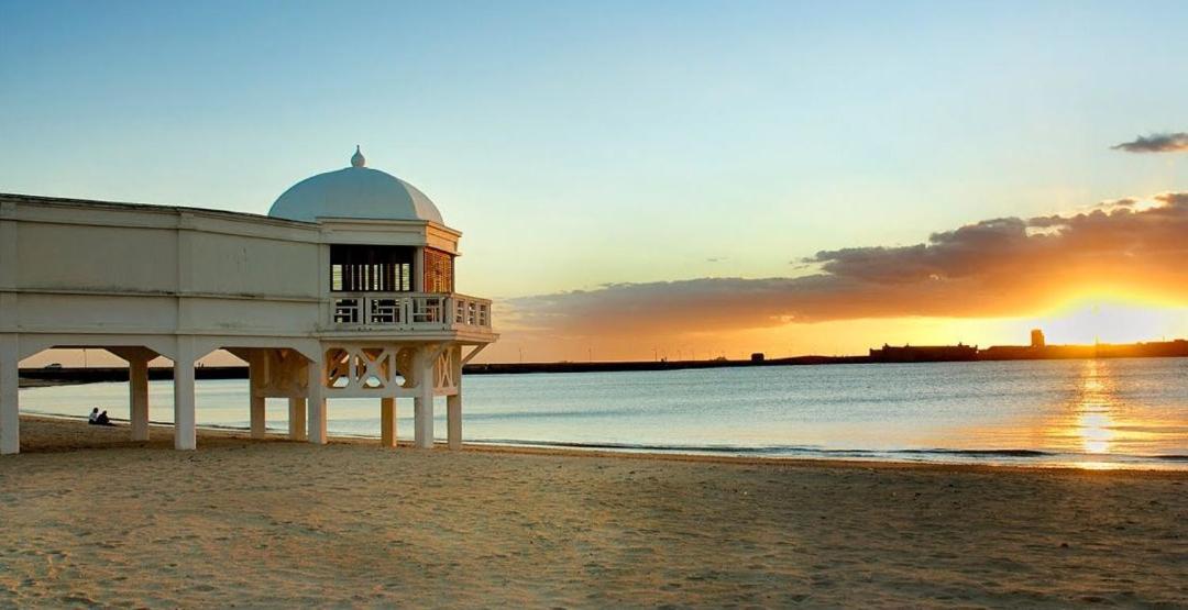 Apartamento muy bien situado en el centro de Cádiz y al lado de la playa Esterno foto